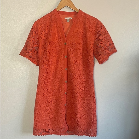 Amuse Society Dresses & Skirts - Amuse Society Coral‎ Button-Down Lace Dress Size Small